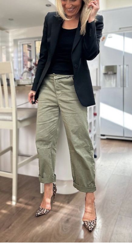 Olive Pants Outfit Fall, Kakis Pants Outfit, Olive Green Jeans Outfit, Green Jeans Outfit, Olive Pants Outfit, Olive Green Pants Outfit, Green Slacks, Cali Summer, Grey Sweater Outfit