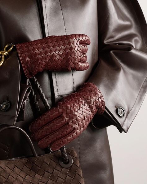 Leather Gloves Women, Black Leather Gloves, Bottega Veneta Intrecciato, Boot Pumps, Womens Gloves, Ski Wear, Clothes Collection, Beauty Accessories, Leather Gloves