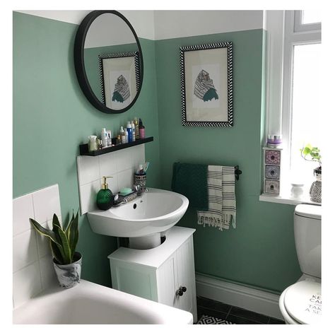 Dulux on Instagram: “Sakina is bringing the outside in with her serene green bathroom 💚 😍 📷: @mylondoncocoon 🎨: Tuscan Glade 3 #bathroomdecor #bathroom…” Bathroom Colour Ideas, Black Bathroom Paint, Latest Bathroom Trends, Bathroom Colour, Rental Bathroom, Small Bathroom Colors, Teal Bathroom, Dulux Paint, Latest Bathroom