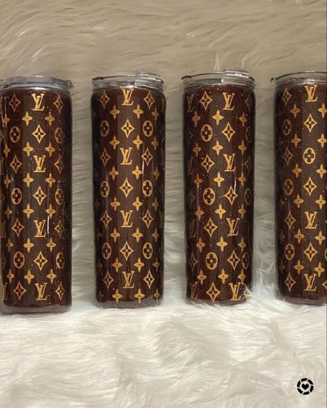 Louis Vuitton Tumbler Cup, Louis Vuitton Tumbler, Cup Designs Tumbler, Glitter Bag, Bling Crafts, Glitter Tumbler Cups, Custom Tumbler Cups, Custom Cups, Cute Kitchen