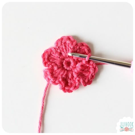 Crochet A Flower, Flowers For Beginners, Diy Fleur, Crochet Puff Flower, Flowers Tutorial, Simple Crochet, Crochet Stitches Video, Crochet Bracelet, Crochet Rose