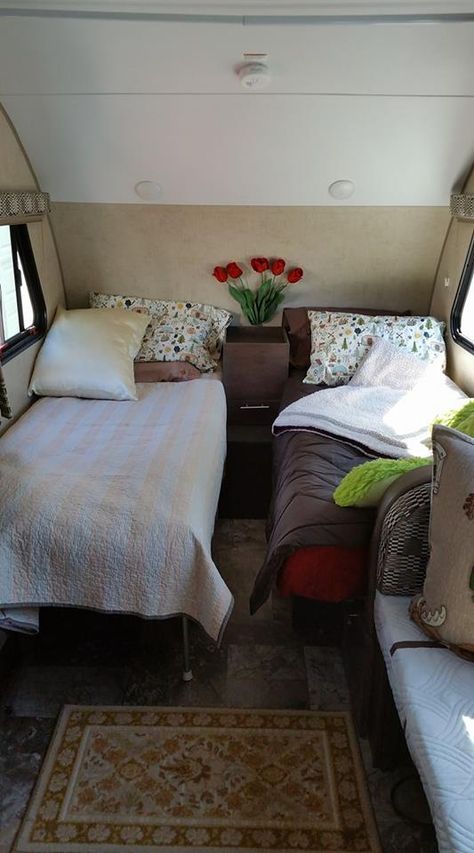 Bed converted by R-Pod owner Pamela J. "Did a twin bed mod..that factory bed was a nightmare. We did a sleep number mattress, cut it in half..."   THIS IS GENIUS. Rv Twin Beds Ideas, Rv Layout, Pod Camper, Pod Bed, Pod Mod, Beach Camper, Motorhome Remodel, Pod Storage, Retro Trailer