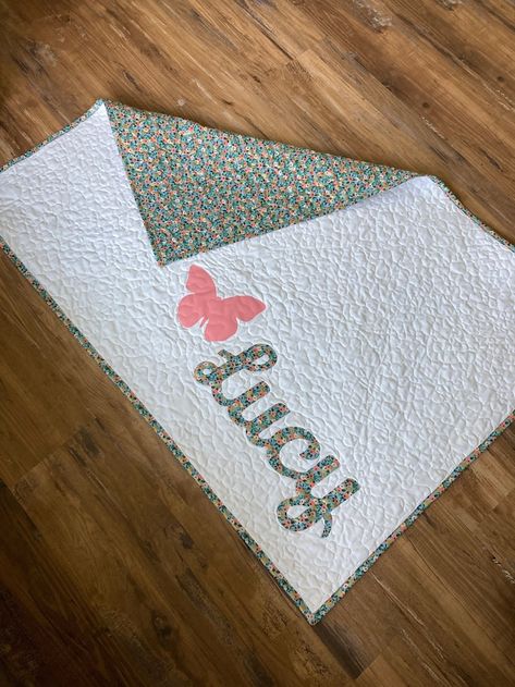 SouthSewingCo - Etsy Baby Quilt Blanket, Pink Baby Quilts, Embroidery Names, Quilt Embroidery, Personalized Baby Quilt, Baby Crib Quilt, Cricut Baby, Girls Applique