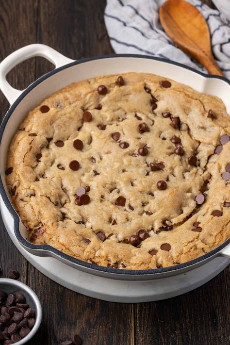 Dutch Oven Chocolate Chip Cookie, Giant Chocolate Chip Cookie Recipe, Large Chocolate Chip Cookie Recipe, Playstation Cookies, Giant Cookie Recipe, Pizookie Recipe, Shareable Desserts, Big Chocolate Chip Cookies, Cookie Skillet