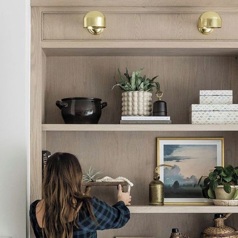 Mindy Gayer Design Co. on Instagram: "Reeded details and layered shelves create a textural and inviting space in the #mgdxnelliegail family room. #mindygayerdesign { Image by: @vlentine }⁣ #shelfie #shelfstyling #doingneutralright #customcabinetry #mybeigelife #neutralhome #prettylittleinteriors #interior_and_living #interiordetails #interiorforlovers" Layered Shelves, Mindy Gayer Design, Shelf Styling, Custom Cabinetry, Built Ins, Interior Details, Family Room, Shelves, Texture