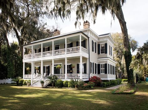 Georgia River House – Garden & Gun Savannah Houses, Farmhouse Design Ideas, Homes Farmhouse, House Ideas Exterior, Southern Porches, Fixer Upper House, Rustic Exterior, Georgia Homes, Casas Coloniales