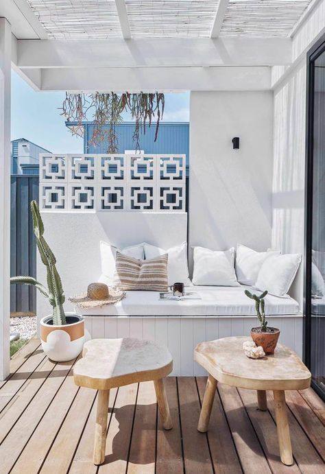 Palm Springs style is one of the year’s biggest home decor trends and it’s easy to see why! Here’s what you need to know about the iconic look. Palm Springs Homes, Palm Springs Houses, Palm Springs Decor, Palm Springs Architecture, Breeze Block Wall, Palm Springs House, Palm Springs Home, Breeze Blocks, Palm Springs Style