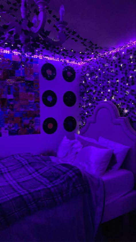 Vibe Bedroom Ideas Led Lights, Room Idea With Vines, Room Ideas Aesthetic With Led Lights, Room Decor Bedroom Led Lights And Vines, Room Ideas With Vines And Led Lights, Vines And Records In Bedroom, Aesthetic Room Ideas With Led Lights And Vines, Led Vine Lights Bedroom, Led And Fairy Lights Bedroom