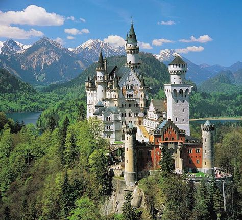 Oberhofen Castle Located in Lake Thun Switzerland. Romantic Road Germany, Quotes Pinterest, Romantic Road, Famous Castles, Germany Castles, Neuschwanstein Castle, Voyage Europe, Beautiful Castles, Travel South