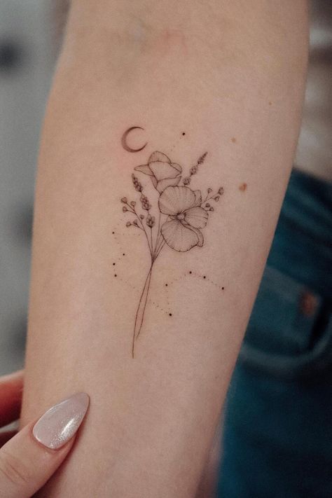 32 Simple and Beautiful Aquarius Tattoos Aquarius Tattoos, Fineline Tattoos, Aquarius Tattoo, Fineline Tattoo, Wildflower Tattoo, Floral Tattoos, Tattoos For Women Flowers, Muster Tattoos, Elbow Tattoos