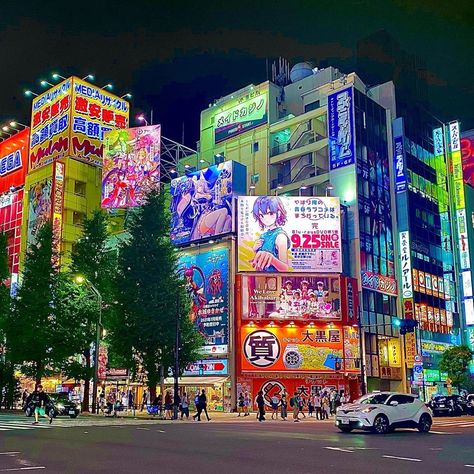 🌆 Akihabara in Tokyo is the shopping place for anime and manga lovers. 🇯🇵🏙 Known as the center of Japan’s otaku culture, this district is jam-packed with stores dedicated to anime, video games, and collectibles. 🏬 😎 Japan Akihabara Aesthetic, Japan Aesthetic Culture, Japan Manga Store, Japan Anime Store, Tokyo Anime Aesthetic, Japan Places Aesthetic, Akihabara Aesthetic, Japan Culture Aesthetic, Bright Places Aesthetic