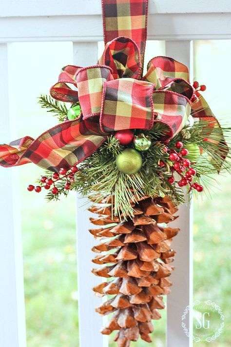 Wow Factor PineCone Ornament from Stone Gable Blog Pine Cone Ideas, Pinecone Crafts Christmas, Christmas Pine Cones, Pinecone Crafts, Inexpensive Christmas, Cone Crafts, Pinecone Ornaments, Pine Cone Decorations, Burlap Christmas