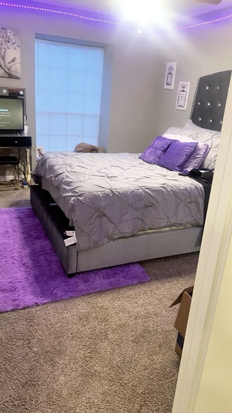 Comfortable Room Aesthetic, Simple Purple Bedroom Ideas, Purple And White Room, Bedroom Decor Ideas Green, Purple Apartment Decor, Simple Small Bedroom Ideas, Grey And Purple Bedroom, Lavender Room Ideas, Purple Grey Bedroom