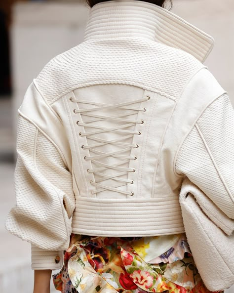 In The Details of WONDERLAND Spring 2023 | ZIMMERMANN Spring 2023 Ready To Wear, Jacket Outfit Women, 2023 Ready To Wear, Year 2024, Sporty Outfits, Spring 2023, Relaxed Style, Fashion Details, The Details