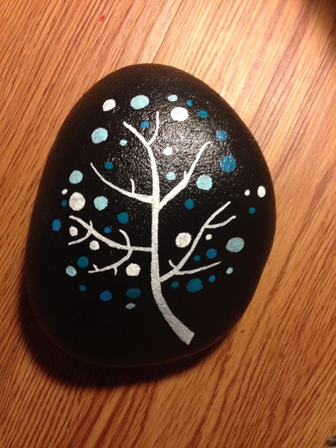 Black Background Rock Painting, Rock Painting Black Background, Stone Art Painting, Rock Painting Designs, Painting Designs, Rock Painting Art, Jingle Bell, Rock Crafts, Jelly Beans