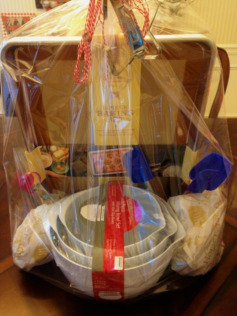 Baking Raffle Basket Ideas, Baking Basket Ideas, Diy Spa Basket, Baking Gift Basket Ideas, Baking Gift Basket, Kitchen Gift Baskets, Cake Gift Basket, Auction Gift Basket Ideas, Baking Basket