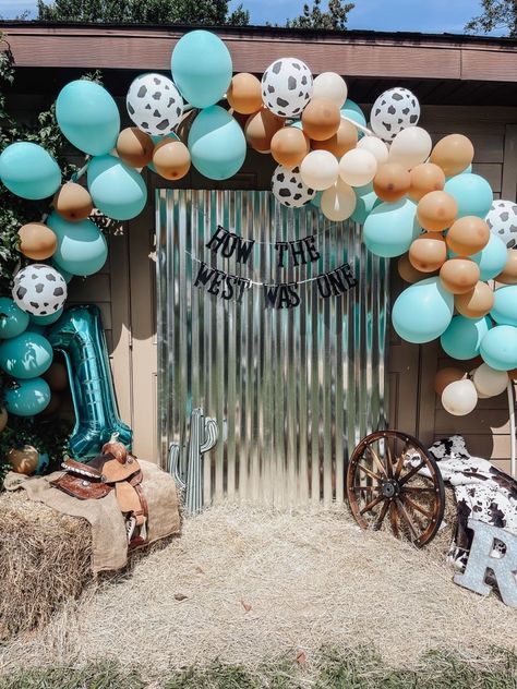 Birthday Party Ideas Western, Western Boho Birthday Party, Western Birthday Party Women, Cowgirl Western Birthday Party, Cute Western Birthday Ideas, Cow Boy Birthday Party Decorations, Vaquera Birthday Party Ideas, Western 1st Birthday Party, Country Theme Birthday