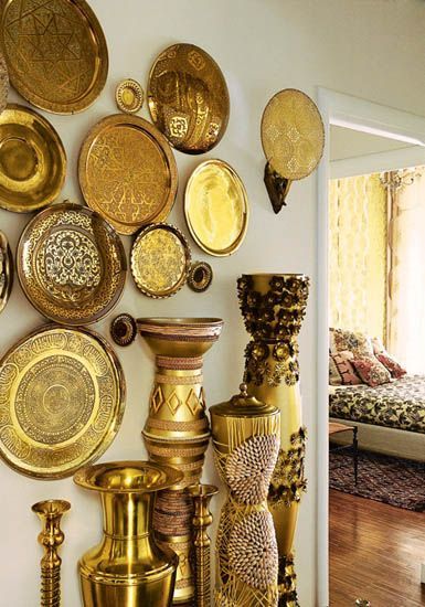 Moroccan Brass trays used as wall decoration. Egyptian Interior, Egyptian Bedroom, Egyptian Decorations, Egyptian Home Decor, Middle Eastern Decor, Vintage Brass Decor, Arabic Decor, Egyptian Inspired, Moroccan Decor