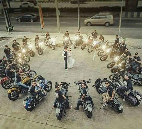 Motorcycle Wedding Pictures, Motocykle Harley Davidson, Harley Davidson Wedding, Bike Wedding, Motorcycle Wedding, Biker Wedding, Motorcycle Couple, Biker Love, Mom Wedding