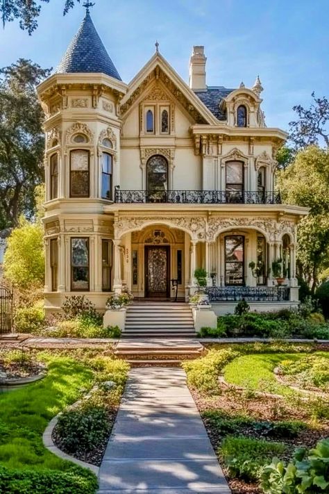 Victorian Guest House, Old Houses Photography, European Victorian House, Victorian House Tour, Victorian Homes With Wrap Around Porch, 1890 Victorian Houses, Vintage Style House Exterior, Italian Victorian Homes, House Colonial Style