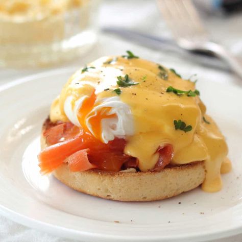 Ovos Benedict – a melhor receita Gluten Free Egg Free Recipes, Smoked Salmon And Eggs, Eggs Benny, Eggs Benedict Recipe, Egg Benedict, Eggs And Bacon, Breakfast Eggs, Low Fodmap Recipes, Fodmap Recipes