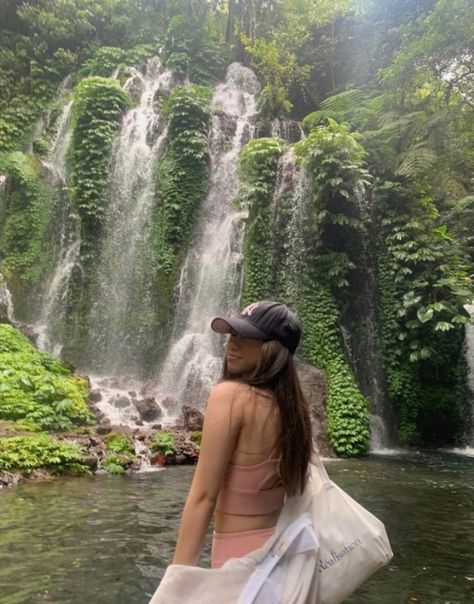 Falls Pose Ideas, Waterfalls Pose Ideas, Waterfall Aesthetic Girl, Waterfall Picture Ideas Instagram, Poses Near Waterfall, Waterfall Outfit Ideas, Waterfall Outfit, Hiking Instagram Pictures, Waterfall Picture Ideas