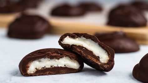 Copycat York Peppermint Patties Recipe Peppermint Patties Recipe, Peppermint Desserts, York Peppermint Patties, Peppermint Patty Recipe, Mint Patties, Peppermint Treats, Patty Recipe, York Peppermint Patty, Chocolate Shapes