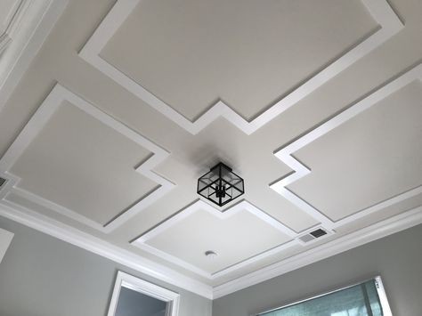 Ceiling Creative Ideas, Simple Plus Minus Pop Design For Roof, Ceiling Design Wood Modern, Pop Punning On Ceiling, Plus Minus Pop Design For Room Simple, Pop Punning Design, Modern Coffered Ceiling Design, Kitchen Pop Roof Design, Pop Roof Design For Bedroom