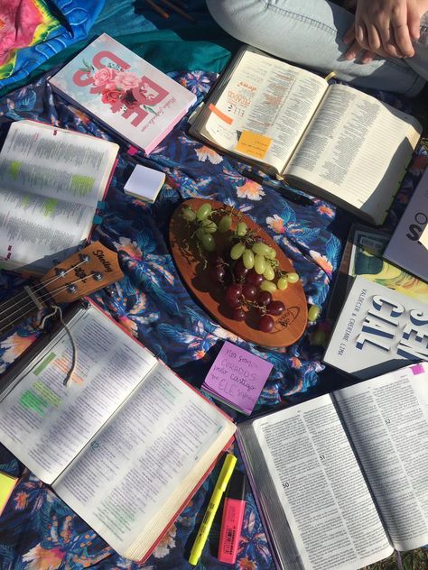 Bible Study Date Friends, Christian Picnic Ideas, Bible Study Picnic Aesthetic, Wholesome Activities With Friends, Wholesome Friendship Aesthetic, Christian Picnic, Bible Picnic, Bible Study Picnic, Study Picnic