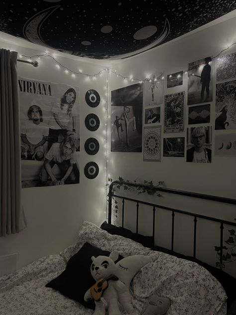 Black And White Bedroom Ideas For Teens, Tomboy Room Ideas, Black Room Ideas, Room Ideas Dark, Emo Room, Black Room Decor, Grunge Bedroom, Music Bedroom, Room Redesign