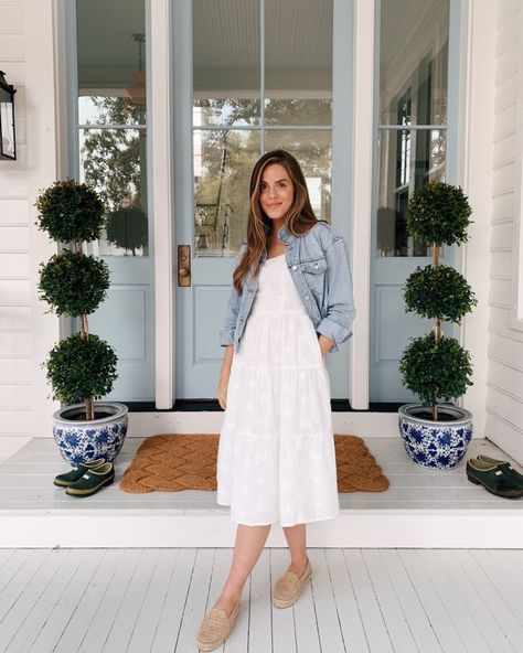 White Dress Outfit, Gal Meets Glam Collection, Julia Berolzheimer, Denim Jacket Outfit, Gal Meets Glam, Jacket Outfit, Outfit Trends, Daily Look, Modest Dresses