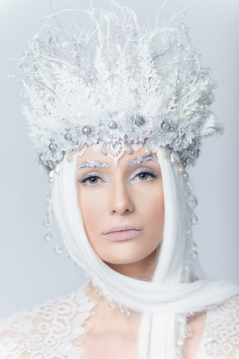 Snow Queen Makeup Halloween, Winter Queen Photoshoot, Winter Makeup Looks Ice Queen, Snow Makeup Looks Ice Queen, Snow Queen Makeup, Frost Makeup Ice Queen, Ice Queen Makeup, Ice Queen Costume, Head Crown