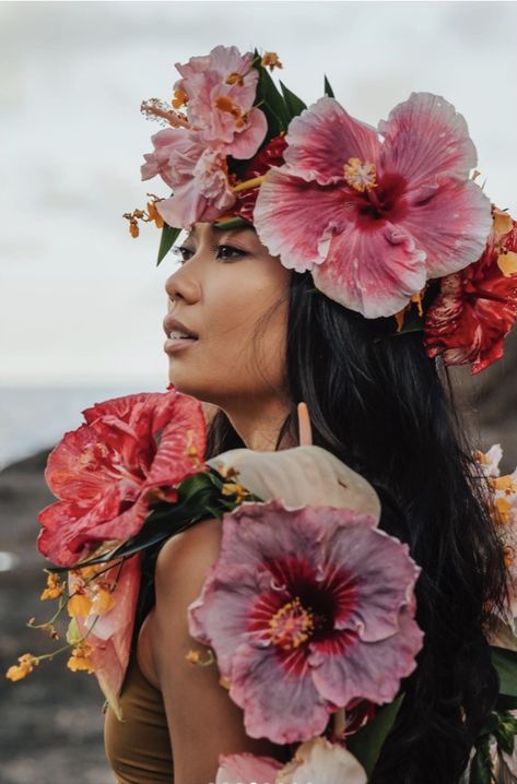 Femininity Art, Hawaiian Aesthetic, Spring Photo Ideas, Flower In Hair, Ori Tahiti, Flowers For Hair, Hawaiian Woman, Hawaii Hula, Hawaiian Dancers