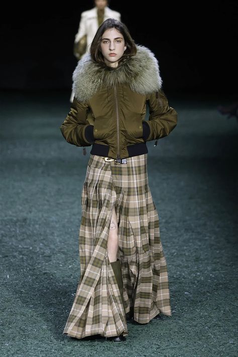 Burberry Fashion show, Runway, Ready To Wear Fall Winter 2024, London Fashion Week, Runway Look