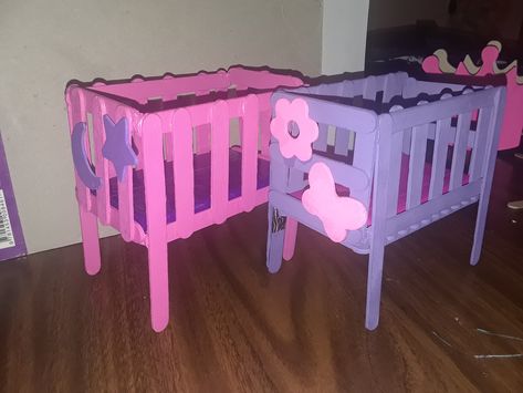 Diy Barbie Crafts, Barbie Doll Crafts, Baby Doll Furniture, Barbie Bebe, Doll Furniture Patterns, Toy Furniture, Barbie House Furniture, Diy Barbie House, Baby Barbie