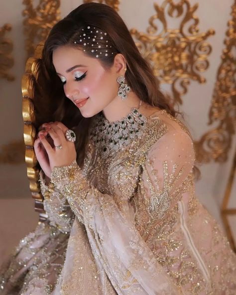 #rabeecakhan 🤎 Hairstyles Mehndi, Jora Hairstyle, Hairstyle For Wedding, Rabeeca Khan, Haldi Dress, Long Bridal Hair, Celebrity Style Dresses, New Dp, Bridal Makeup Images