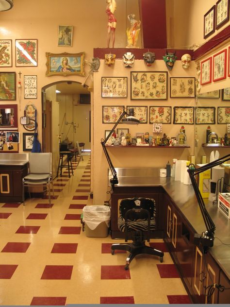 Traditional Tattoo Shop Interior, Tattoo Shop Waiting Area, Vintage Tattoo Shop Aesthetic, Tattoo Shop Interior, Dr Tattoo, Tattoo Shop Decor, Tattoo Studio Interior, Tattoo Station, Tattoo Store