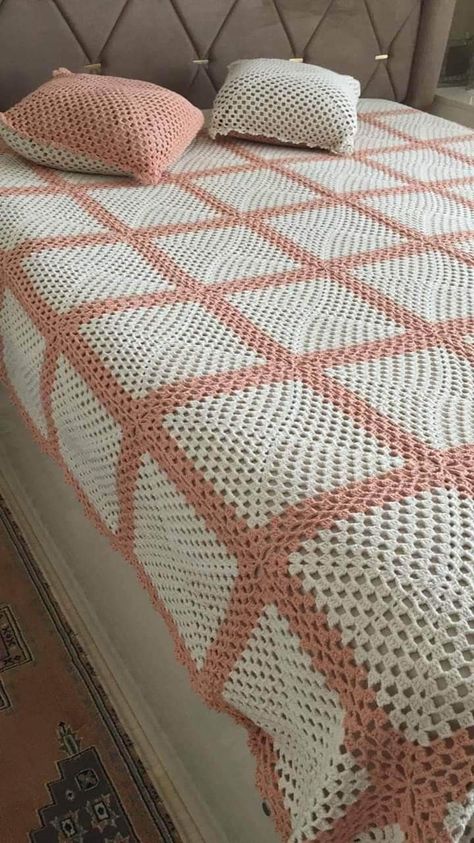 Bedsheets Ideas, Crochet Patchwork Blanket, Crochet Bedsheets, Crochet Project Free, Christmas Crochet Blanket, Crochet Table Runner Pattern, Crochet Bedspread Pattern, Crochet Granny Square Blanket, Crochet Bedspread