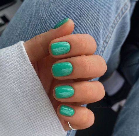 All Nails Different Colors, Painted Nails Ideas Polish No Acrylic, Cute Summer Dip Nails, Green Nails Dip, Short Bright Nails, Dipped Nails Ideas Summer, Summer Toes 2023, Nail Colors That Make You Look Tan, Summer Dip Nails