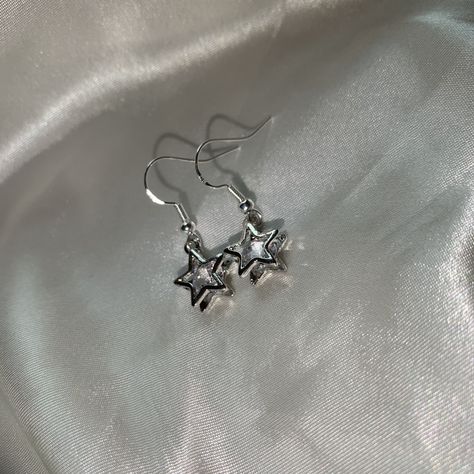 A cool pair of either flower or star crystal cage earrings. These earrings hang on silver plated hooks Optional velvet gift bags are available at checkout, making these earrings perfect as a gift or a treat for yourself. The colour of the gift bag will be randomly selected from purple, red, navy or black. Please do not hesitate to message me if you have a preference. Crystal Cage, Star Chain, Jewelry Accessories Ideas, Star Jewelry, Silver Plated Necklace, Men Earrings, Silver Crystal, Handmade Gold, Jewelry Inspo