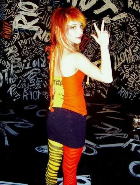 Hayley on the set of misery business.  Look at those tights! Hayley Wiliams, Hailey Williams, Haley Williams, Hayley Paramore, Taylor York, Paramore Hayley Williams, Paramore Hayley, Scene Emo, Mötley Crüe