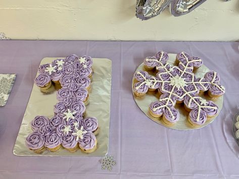 Winter Onederland Centerpieces Birthdays, Winter Onederland Party Desserts, Snowflake Cupcake Cake, Winter Onederland Cupcakes Girl, Winter Onederland Party Girl Purple, First Birthday Ideas Winter, Onederland Cupcakes, Winter Onederland Cupcakes, Winter Wonderland Theme Cake