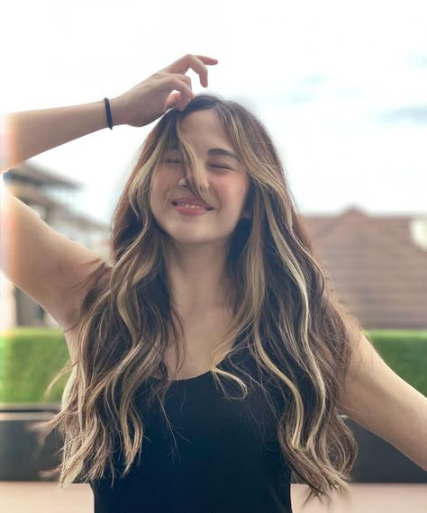 Filipino Hair, Janella Salvador, Korean Hair Color, Hair Color Underneath, Hair Color Chocolate, Celebrity Casual Outfits, Brown Hair With Blonde Highlights, Greasy Hair Hairstyles, Light Hair Color