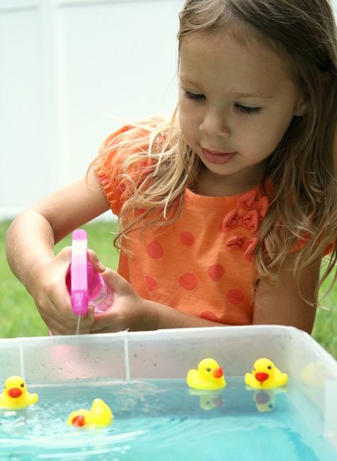 Kindergeburtstag - Entenrennen mit Wasserpistole Toddler Fine Motor, Toddler Fine Motor Activities, Duck Race, Fine Motor Activity, Preschool Fine Motor, Fine Motor Skills Activities, Motor Skills Activities, Rubber Ducks, Skills Activities