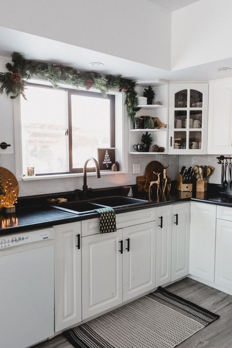 Kitchen Black Counter, Ikea Black, Kitchen Dining Room Combo, Modern Kitchen Design Black, Christmas Dining Room, Christmas Decorating Ideas, White Kitchen Decor, Dining Room Combo, Kitchen And Dining Room