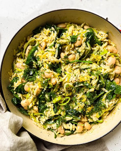 This one-pan lemony leek orzo is the perfect quick and easy weeknight dinner that'll have everyone coming back for seconds! Dinner With Leeks, Zucchini And Leek Recipes, Leek Orzo, Recipes With Leeks, Leek Pasta, Leek Recipes, Spring Dishes, Orzo Recipes, Easy Weeknight Dinner