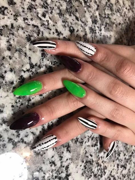 Short Beetlejuice Nails Simple, Simple Beetlejuice Nails, Beetlejuice Nails Acrylic Coffin, Beetlejuice Stilleto Nails, Halloween Almond Nails, Halloween Nails Acrylic Beetlejuice, Beetlejuice Nails, Beetlejuice Costume, Cartoon Nails