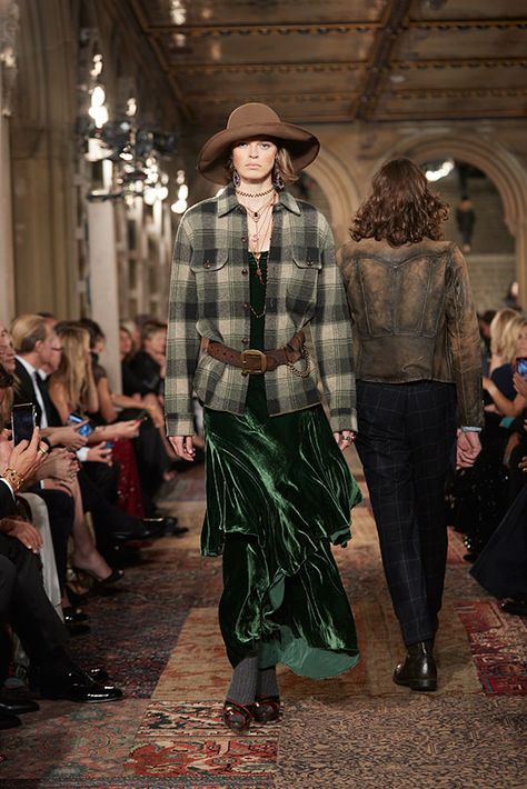 Ralph Lauren 50th Anniversary Show, Ralph Lauren Western Style Cowgirl Chic, Ralph Lauren 2024 Fall, Cowboy Chic Outfit, Ralph Lauren Western Style, Ralph Lauren Holiday, Ralph Lauren Runway, Ralph Lauren Country, Ralph Lauren Safari