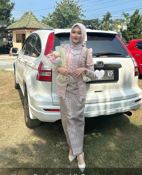 Ootd Wisuda Hijab, Graduation Look Makeup, Kebaya Wisuda Hijab, Model Kebaya Wisuda, Outfit Ideas Muslim, Kebaya Graduation, Korean Wedding Dress, Ootd Korean Style, Kebaya Modern Dress