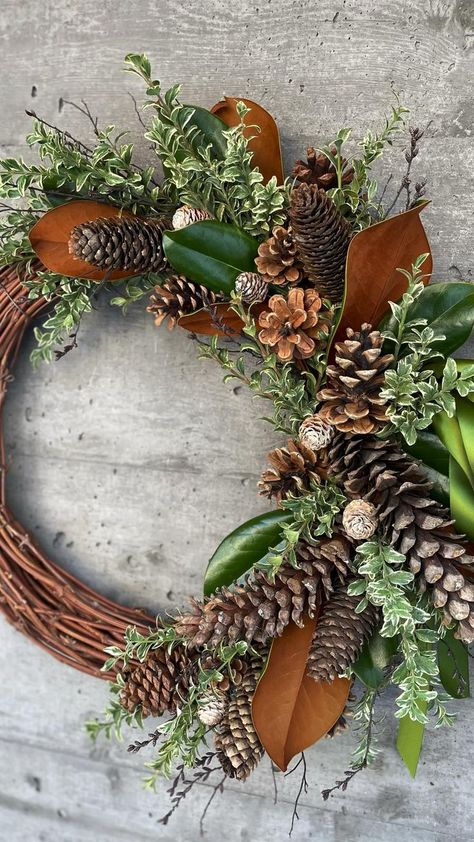 Magnolia Wreath Christmas, Easy Thanksgiving Table Decor, Wreaths Winter, Thanksgiving Table Decor Ideas, Fall Feast, Dekoratívne Vence, Fete Saint Patrick, Fall Decor Wreaths, Thanksgiving Table Decor